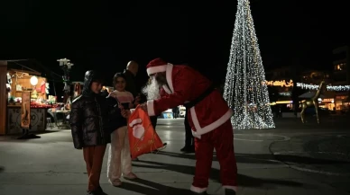 Kuşadası Belediyesi çöp kamyonlarını ışıklarla süsleyerek çevre temizliğine dikkat çekti
