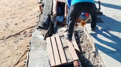 Didim'de şiddetli yağış sonrası Aydın Büyükşehir Belediyesi ekipleri Altınkum'da onarım çalışması yapıyor