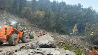 Kastamonu’da heyelan sebebiyle kapanan yol ulaşıma açıldı