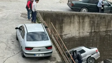 Zonguldak'ın Alaplı ilçesinde rampada geriye kayan otomobil 8 metreden düştü