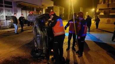 Sakarya'nın Akyazı ilçesinde gazı takılı kalan otomobil beton çite çarparak yan yattı