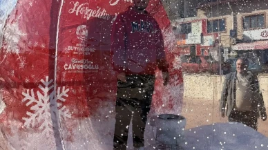 Beyağaç'ta yılbaşı hatıraları dev kar küresiyle ölümsüzleşiyor