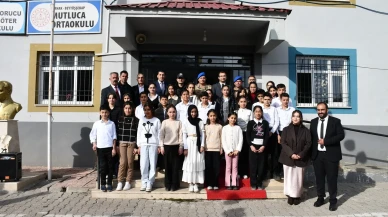 Şırnak'ta öğrenciler köyde kitap yazıp imza günü düzenledi