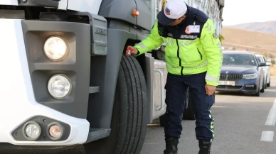 Bayburt’ta jandarma ekipleri araçların lastik ve donanımlarını denetledi