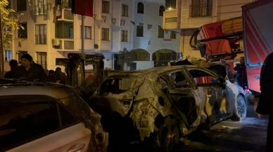 Eyüpsultan'da park halindeki iki araç alevlere teslim oldu, mahallenin interneti kesildi