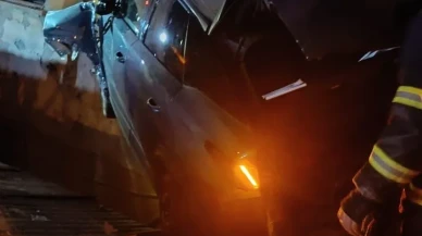 Bolu'nun Gerede ilçesinde kontrolden çıkan otomobil bina duvarına çarptı