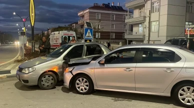 Karaman'da iki otomobilin çarpışması sonucu 6 kişi yaralandı