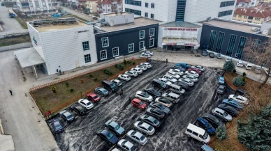 Taşköprü Belediyesi hastane otoparkını sıcak asfaltla yenileyerek modern bir görünüm kazandırdı