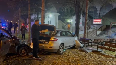 Kayseri'de çarpışan 2 otomobil cami bahçesine girdi