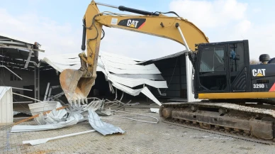 Nilüfer'de 2 bin 250 metrekarelik kaçak depo yıkıldı