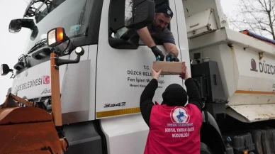 Düzce belediyesi karla mücadele ekiplerine sıcak çay ve kek ikram etti