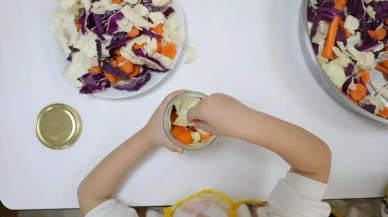 Didim'de minikler eğlenceli etkinlikte kendi turşularını hazırladı