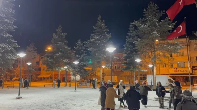 İhsangazi’de kar yağışıyla sokaklar beyaza büründü vatandaşlar eğlendi