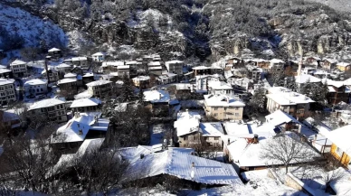 Mudurnu’da tarihi konaklar kar örtüsü altında kartpostallık manzaralar oluşturdu