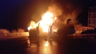 Çorum’da park halindeki araç alev topuna döndü, hurda kaldı