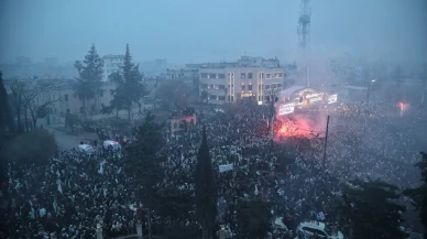 Suriyeliler Esad rejiminin devrilmesinin 1’inci yıl dönümünü Emevi Meydanı’nda kutladı