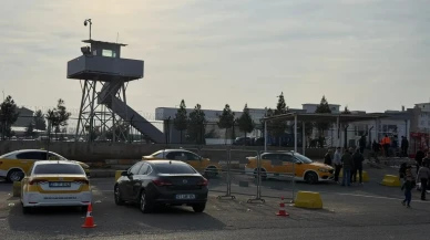 Diyarbakır'da 11'inci yargı paketi nedeniyle aileler cezaevi önünde yakınlarını bekliyor