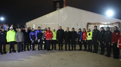 Uşak Valisi Naci Aktaş, yeni yıl dolayısıyla polis ve jandarma uygulamalarını ziyaret etti