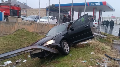 Muş-Bitlis kara yolunda 2 otomobilin çarpışması sonucu 3 kişi yaralandı