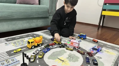 6 yaşındaki İbrahim Efe Irmak oyuncaklarıyla ambulansa yol verme simülasyonu yaptı