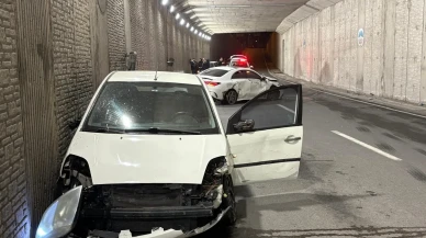 Kayseri'de alkollü sürücünün karıştığı kazada lüks otomobil pert oldu