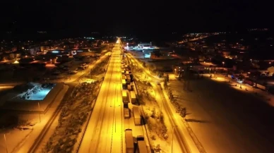 Çankırı'nın Çerkeş ilçesinde D-100 karayolunda kar yağışı nedeniyle araçlar mahsur kaldı