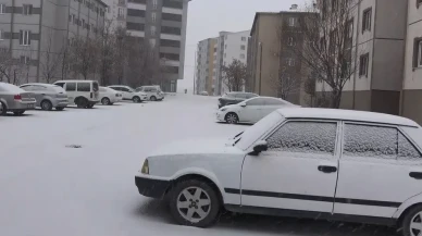 Bitlis'te kar yağışı kent merkezini beyaza bürüdü