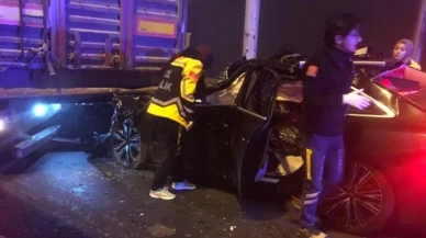 Kütahya'da yoğun siste tıra çarpan otomobildeki 4 kişi hayatını kaybetti