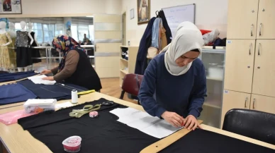 Gaziantep’te kadınlar lösemili çocuklar için oyuncak bebek ve elbise dikti