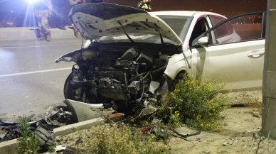 Hatay’ın Antakya ilçesinde kafa kafaya çarpışan otomobiller hurdaya döndü: 2 yaralı