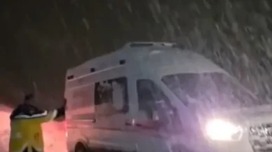 Hakkari'de kar nedeniyle ulaşımı kesilen köyde kalp hastası kadın iş makineleriyle hastaneye ulaştırıldı