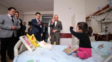 Başkan Kavuş Konya'da şivliliğe çıkamayan çocukları hastanede ziyaret etti