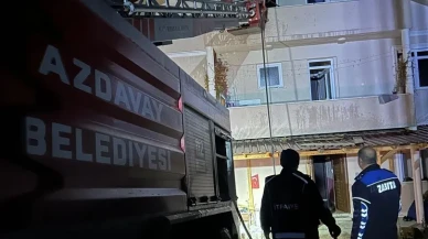 Kastamonu'nun Azdavay ilçesinde çıkan yangında bir evin çatısı kullanılamaz hale geldi