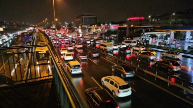 İstanbul’da yağışın etkisiyle trafik durma noktasına geldi