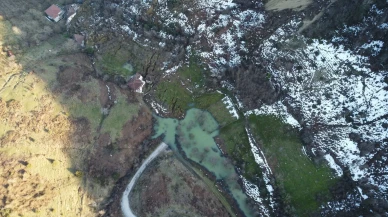 Sinop'un Türkeli ilçesinde kapanan yola uyarı levhası konulmadı, sürücü gölete ramak kaldı