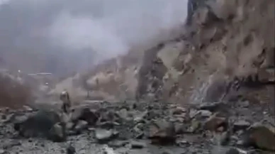 Hakkari'de heyelan nedeniyle kapanan yol kontrollü şekilde ulaşıma açıldı