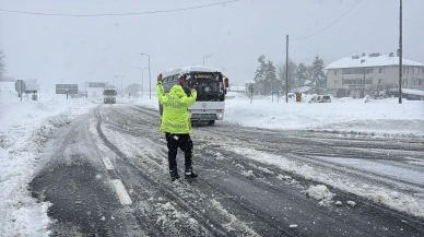 Bolu'da yoğun kar yağışı nedeniyle D-100 karayolunun İstanbul yönü ağır tonajlı araç trafiğine
