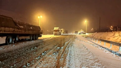 Bayburt'ta Kop Dağı Geçidi'nde yoğun kar nedeniyle ulaşım kontrollü sağlanıyor