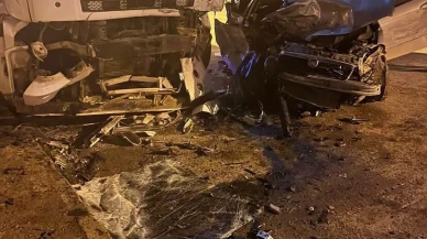 Gaziantep’te otomobil kamyona çarptı, 2 genç hayatını kaybetti