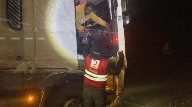 Tendürek Geçidi'nde mahsur kalan sürücülere Kızılay tarafından sıcak kumanya dağıtıldı