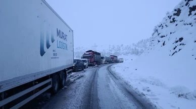 Şırnak-Hakkari yolu olumsuz hava şartları nedeniyle ulaşıma kapandı, araçlar mahsur kaldı