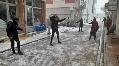 Karapınar'da kar yağışı ilçeyi beyaz örtüyle kapladı