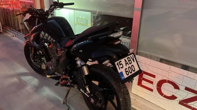 Burdur'da motosikletin park halindeki otomobile çarpması sonucu 2 kişi yaralandı