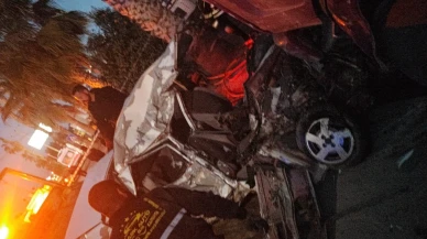 Feci kaza: Kamyona çarpan Tofaş hurdaya döndü, sürücü hayatını kaybetti