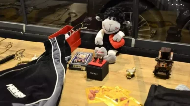 Eski sevgililerden kalan hediyeler açık artırma ile satıldı: Atsan atılmaz satsan satılır