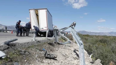 Antalya'da feci kaza: 1 kişi hayatını kaybetti, 2 kişi yaralandı