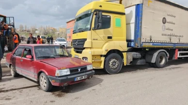 Aşkale'de tır otomobili sürükledi: 3 yaralı