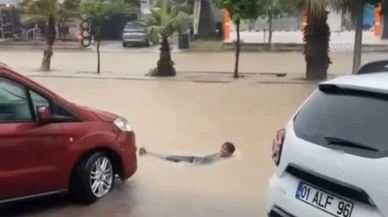 Adana'da yağmur hayatı felç etti: Kimi yüzdü kimi mahsur kaldı