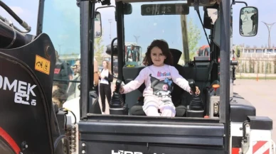 Çocuklar iş makinelerine binmenin heyecanını yaşadı: Kocaeli'de "minik mühendisler buluşması" etkinliği düzenlendi
