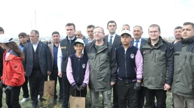 Kars'ta meyve ormanı seferberliği: Vali Polat fidanları toprakla buluşturdu